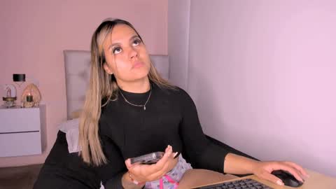 Snapshot of mariana__roe chatting on 12.25.24 Mariana Roe online show from 12.25.24