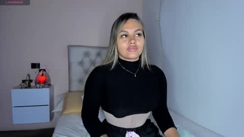 Mariana Roe online show from 11.20.25