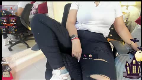 Snapshot of mariana_c chatting on 10.15.25 Mar y online show from 10.15.25