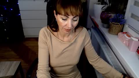 Snapshot of marianika chatting on 12.21.25 marianika online show from 12.21.25