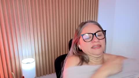 Snapshot of marianl0ve chatting on 11.08.25 Marian Love online show from 11.08.25