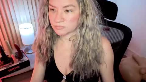 Snapshot of marianl0ve chatting on 11.13.25 Marian Love online show from 11.13.25