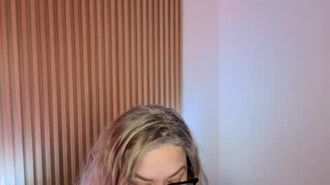 Snapshot of marianl0ve chatting on 11.20.25 Marian Love online show from 11.20.25