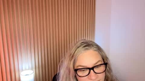 Snapshot of marianl0ve chatting on 11.27.25 Marian Love online show from 11.27.25