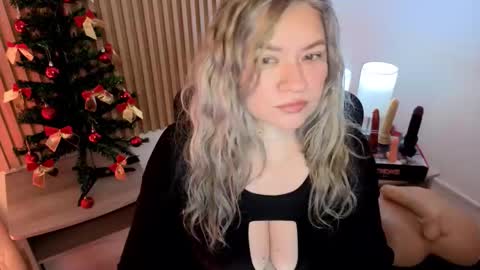 Snapshot of marianl0ve chatting on 11.29.25 Marian Love online show from 11.29.25