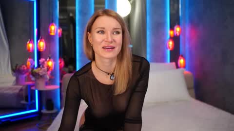 Snapshot of marianova chatting on 11.10.25 Maria online show from 11.10.25