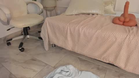 Maria Pettit online show from 01.08.25