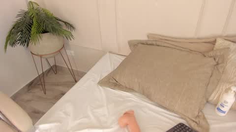 Maria Pettit online show from 01.11.25