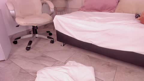 Maria Pettit online show from 02.08.25