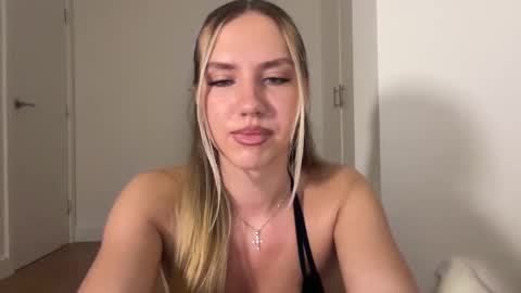 Snapshot of mariareev chatting on 12.14.25 mariareev online show from 12.14.25