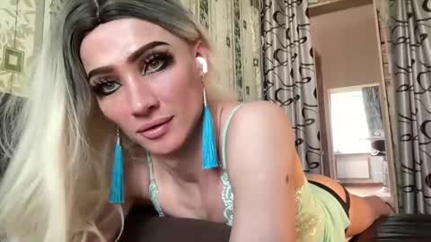 Snapshot of maridekoks chatting on 03.10.25 Mari online show from 03.10.25