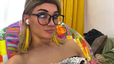 Snapshot of maridekoks chatting on 11.18.25 Mari online show from 11.18.25