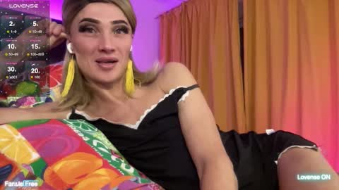 Snapshot of maridekoks chatting on 11.27.25 Mari online show from 11.27.25