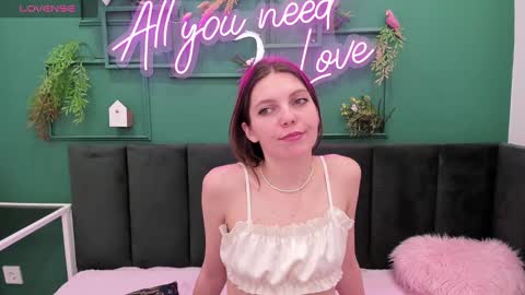 Snapshot of marie_reyes_ chatting on 12.22.24 Mary 3 online show from 12.22.24