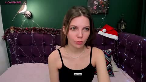 Snapshot of marie_reyes_ chatting on 12.25.24 Mary 3 online show from 12.25.24