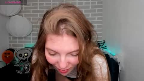 Snapshot of marie_reyes_ chatting on 10.21.25 Mary 3 online show from 10.21.25