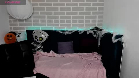 Snapshot of marie_reyes_ chatting on 10.26.25 Mary 3 online show from 10.26.25