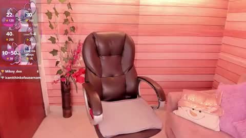 Snapshot of marien_thomson_ chatting on 11.28.25 Marien online show from 11.28.25