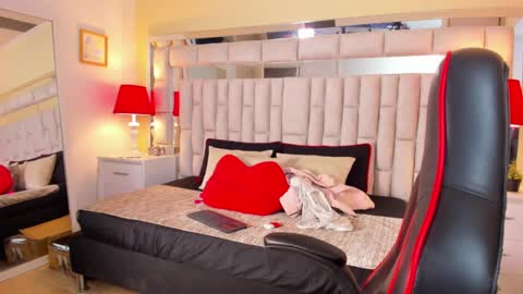 mariiahneedles online show from 01.11.25