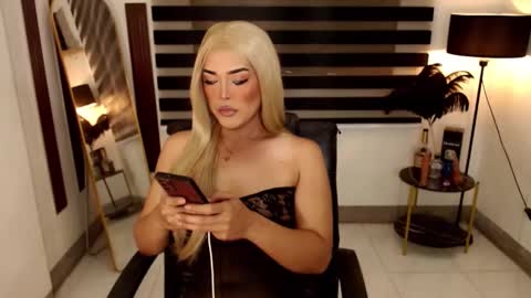 Snapshot of marinamorets chatting on 02.06.25 marina online show from 02.06.25