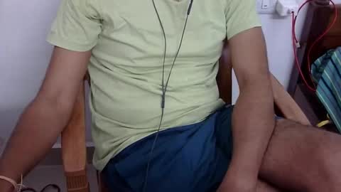 Snapshot of marinavine chatting on 02.01.25 The SHY UncutBoy online show from 02.01.25