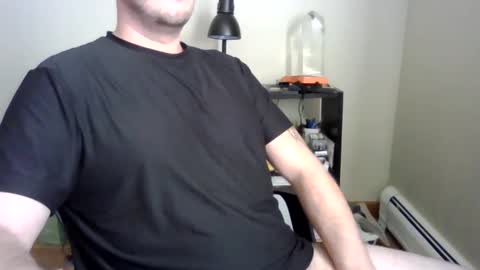 Snapshot of markus27252 chatting on 02.26.25 markus27252 online show from 02.26.25