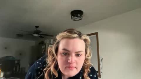 Snapshot of maroon_moon chatting on 12.04.25 maroon_moon online show from 12.04.25