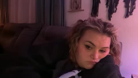 Snapshot of maroon_moon chatting on 12.14.25 maroon_moon online show from 12.14.25