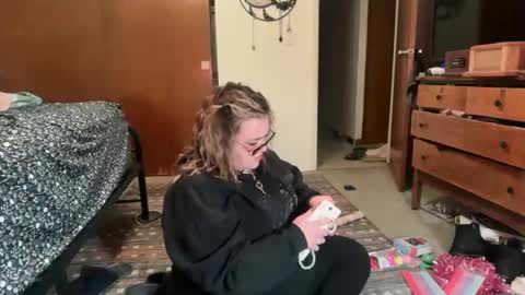 Snapshot of maroon_moon chatting on 12.21.25 maroon_moon online show from 12.21.25