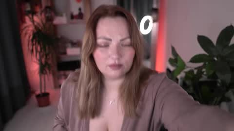 Maria  online broadcast from Tuesday to Suturday from 6 pm to 12 pm Germany time Sunday-Monday offline online show from 12.14.25