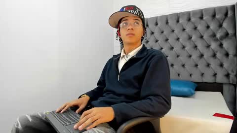 Snapshot of marshall_spencer chatting on 12.04.25 MARSHALL online show from 12.04.25