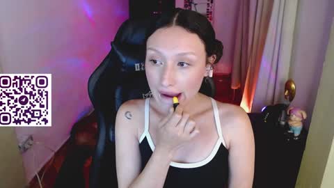 Snapshot of martina_adams chatting on 01.04.25 mari online show from 01.04.25