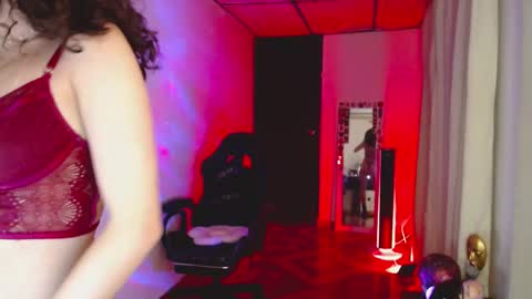 Snapshot of martina_adams chatting on 02.23.25 mari online show from 02.23.25