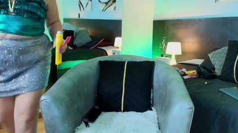 Snapshot of martinacaicedo chatting on 12.31.24 Martina Caicedo online show from 12.31.24