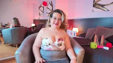 Snapshot of martinacaicedo chatting on 02.25.25 Martina Caicedo online show from 02.25.25