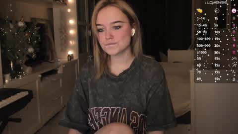 Snapshot of mary_romance chatting on 01.05.25 Mary online show from 01.05.25