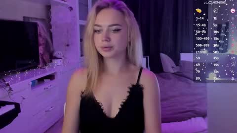 Snapshot of mary_romance chatting on 09.10.25 Mary online show from 09.10.25