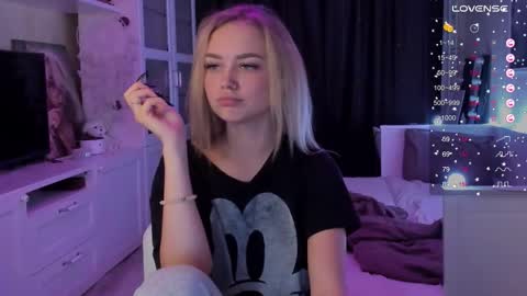 Snapshot of mary_romance chatting on 09.18.25 Mary online show from 09.18.25