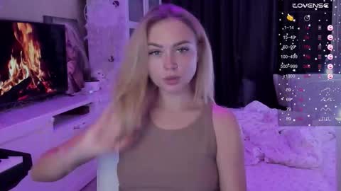 Snapshot of mary_romance chatting on 10.01.25 Mary online show from 10.01.25