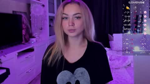 Snapshot of mary_romance chatting on 10.05.25 Mary online show from 10.05.25