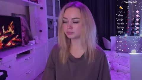 Snapshot of mary_romance chatting on 10.13.25 Mary online show from 10.13.25