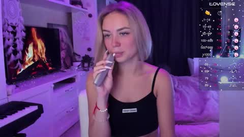 Snapshot of mary_romance chatting on 11.23.25 Mary online show from 11.23.25