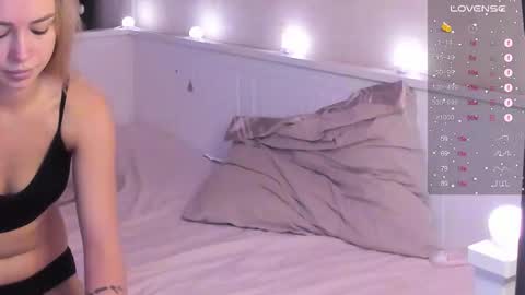 Snapshot of mary_romance chatting on 12.02.25 Mary online show from 12.02.25