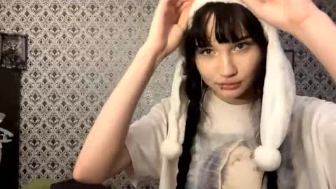 Snapshot of maryamtraylor chatting on 11.28.25 Sofia online show from 11.28.25