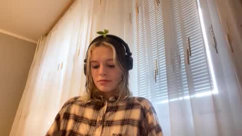 Snapshot of marylyntunget chatting on 12.18.25 Stella online show from 12.18.25