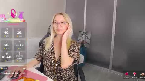 Snapshot of marysantamonika chatting on 09.08.25 Mary online show from 09.08.25