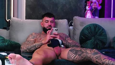 Snapshot of masterkingofmuscle chatting on 12.16.24 masterkingofmuscle online show from 12.16.24