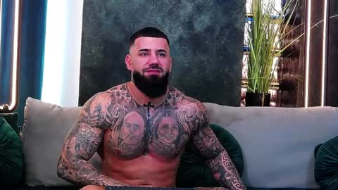 Snapshot of masterkingofmuscle chatting on 01.28.25 masterkingofmuscle online show from 01.28.25