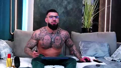 Snapshot of masterkingofmuscle chatting on 03.03.25 masterkingofmuscle online show from 03.03.25