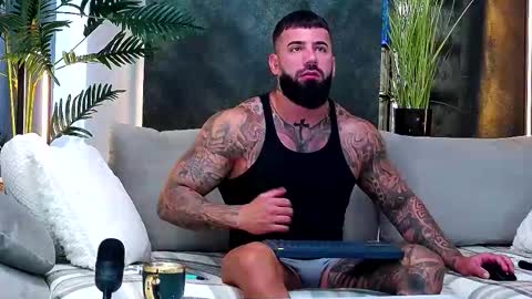 Snapshot of masterkingofmuscle chatting on 09.10.25 masterkingofmuscle online show from 09.10.25